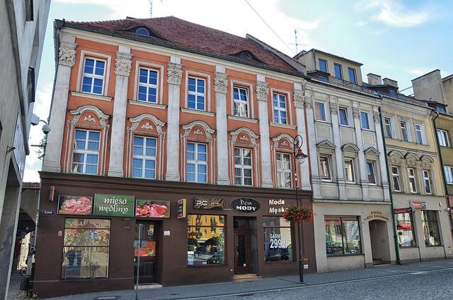 Belebte Einkaufsstraße in Polen – historische Altstadt